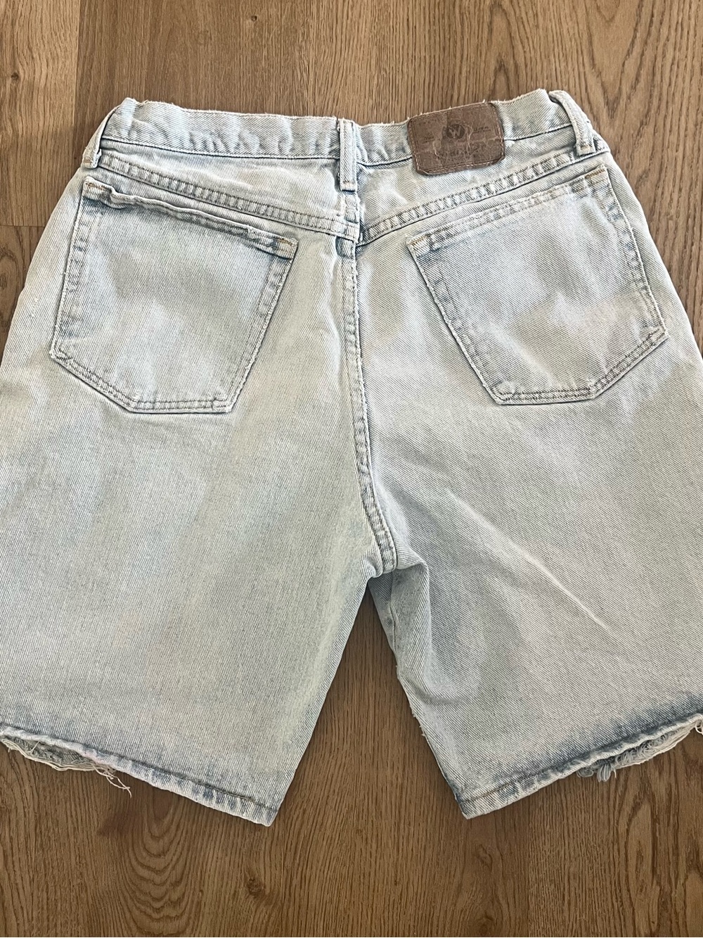 Wranglers Women’s Light Wash Light Denim Shorts Distressed Frayed Hem Pockets - Picture 4 of 4